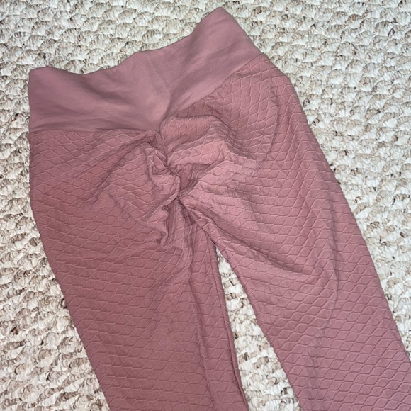 2 for $20 or 5 for $40
AMAZON BOOTY LEGGINGS - MEDIUM - Picture 2 of 6